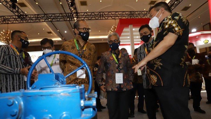 Forum Kapasitas Nasional Kepala SKK Migas Dwi Soetjipto (ketiga kanan), Dirjen Minyak dan Gas Kemenesdm Tutuka Aridji (keempat kanan) dan Senior Manager SCM Petronas Carigali Indonesia Fery Sarjana (kedua kanan) berbicang dengan pemilik booth saat penyelenggaraan Forum Kapsitas Nasional di JCC, Jakarta, Kamis (21/10/2021). SKK Migas dan seluruh kontraktor Kontrak Kerja Sama (KKS) terus meningkatkan implementasi Tingkat Kandungan Dalam Negeri (TKDN) dan sosialisasi pengembangan kapasitas nasional industri hulu migas. Kegiatan ini juga diharapkan dapat menjadi bagian dari bentuk dukungan terhadap salah satu pilar utama dalam program IOG Transformation SKK Migas menuju tercapainya 1 juta barel minyak dengan capaian TKDN yang optimal.