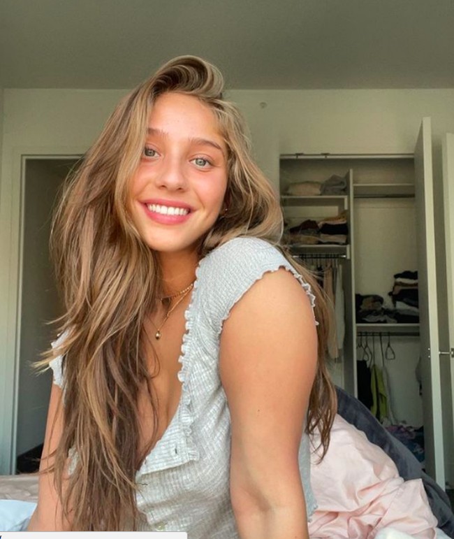 Wanita 22 tahun itu dituduh menikam kekasihnya yang bernama Babyboy Pajulas di punggung dan lengannya setelah keduanya terlibat perkelahian di apartemen mewahnya pada Senin, 18/10/20210. Kekasih Genie tersebut terlihat di lobi gedung apartemen dengan berdarah-darah. Foto: dok. Instagram/@genie.exum