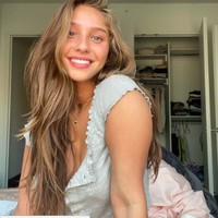 Wanita 22 tahun itu dituduh menikam kekasihnya yang bernama Babyboy Pajulas di punggung dan lengannya setelah keduanya terlibat perkelahian di apartemen mewahnya pada Senin, 18/10/20210. Kekasih Genie tersebut terlihat di lobi gedung apartemen dengan berdarah-darah. Foto: dok. Instagram/@genie.exum