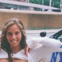 Sebelumnya, selebgram berambut pirang itu jadi viral karena berpose sengaja membuka kausnya dan memamerkan dadanya dengan latar belakang mobil polisi.  Foto: dok. Instagram/@genie.exum