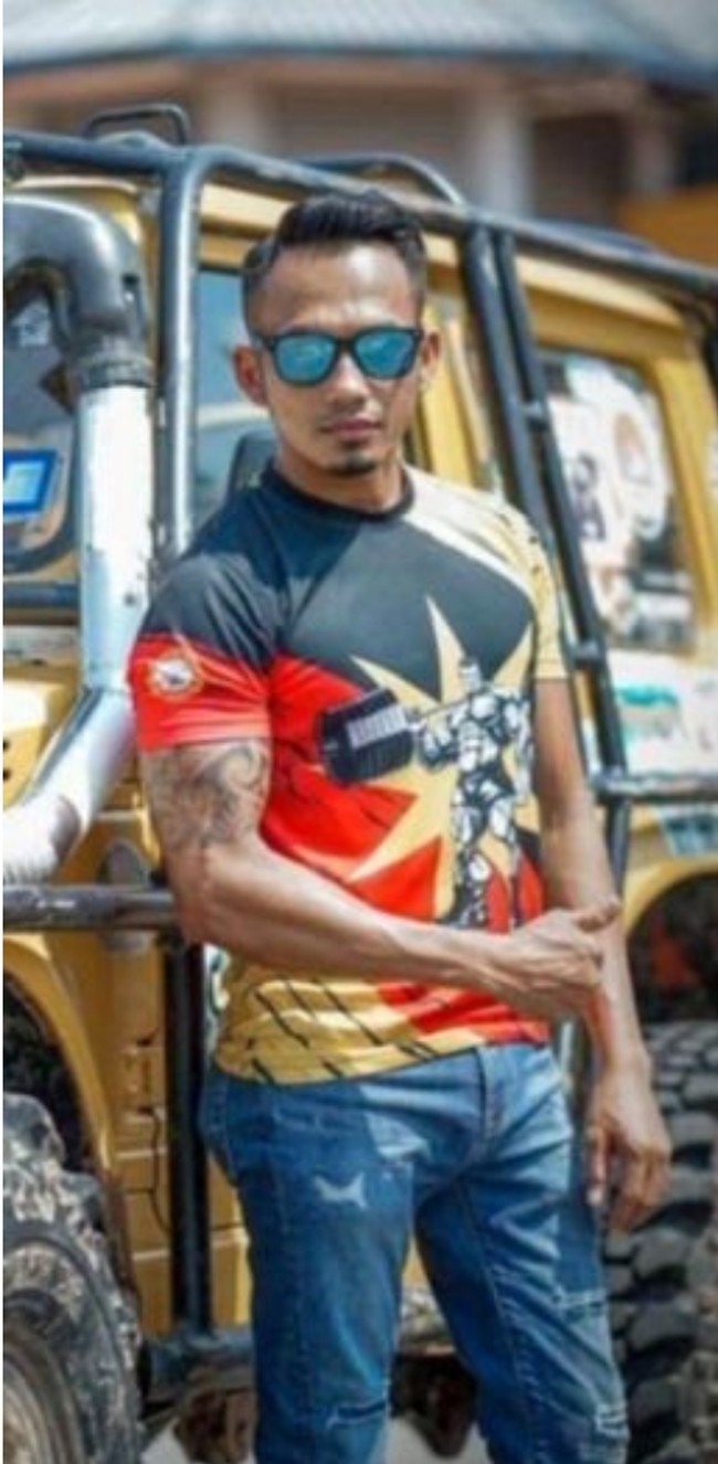 Hingga saat ini video viral itu telah ditayangkan lebih dari 14,7 ribu kali. Tak sedikit netizen yang berhasil dibuat salah fokus melihat penampilan sang pria yang disebut awet muda. Kalau menurutmu, bagaimana penampilan Gman? Foto: mStar