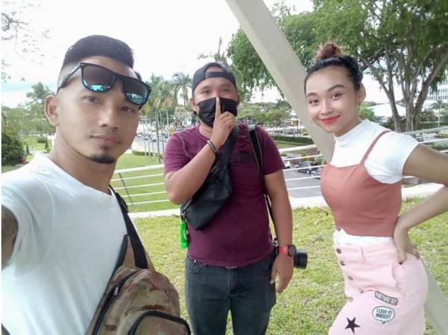 Bapa 44, anak 19. Boleh tanding 1 pentas punyai minat yg sama, tulis keterangan dalam video tersebut. Walaupun memiliki perbedaan usia yang cukup jauh, yaitu sekitar 25 tahun, namun sang ayah masih terlihat awet muda hingga netizen mengira keduanya adalah sepasang kekasih. Foto: mStar