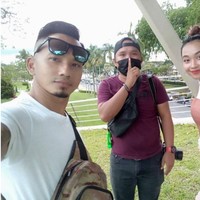 Bapa 44, anak 19. Boleh tanding 1 pentas punyai minat yg sama, tulis keterangan dalam video tersebut. Walaupun memiliki perbedaan usia yang cukup jauh, yaitu sekitar 25 tahun, namun sang ayah masih terlihat awet muda hingga netizen mengira keduanya adalah sepasang kekasih. Foto: mStar