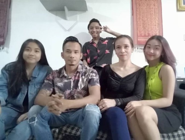 Gman dan putrinya yang bernama Melanie Joyce itu sempat sama-sama mengikuti kompetisi Mister dan Petite Sarawak 2019. Ajang tersebuut mewajibkan para pesertanya memiliki tinggi badan di bawah 170 cm. Gman sendiri memiliki tinggi 167 cm, sedangkan sang anak 163 cm. Foto: mStar