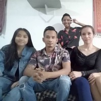 Gman dan putrinya yang bernama Melanie Joyce itu sempat sama-sama mengikuti kompetisi Mister dan Petite Sarawak 2019. Ajang tersebuut mewajibkan para pesertanya memiliki tinggi badan di bawah 170 cm. Gman sendiri memiliki tinggi 167 cm, sedangkan sang anak 163 cm. Foto: mStar