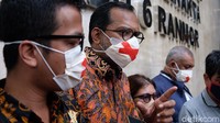 Haris Azhar dkk juga mengenakan masker dengan tanda silang.