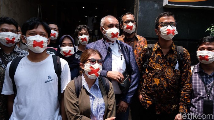 Haris Azhar dan Fatia Maulidiyanti sedianya menjalani mediasi dengan Menko Marves Luhut Binsar Pandjaitan soal kasus dugaan pencemaran nama baik. Tetapi, mediasi batal digelar hari ini.