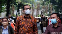 Haris Azhar bersama Fatia Maulidiyanti tiba di gedung Polda Metro Jaya, Jakarta, Kamis (21/10/2021) sekitar pukul 10.00 WIB.