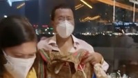 Usai diberi kue, Hotman Paris mendapat kado istimewa dari sang istri berupa jaket Gucci. Ia mengatakan kalau dirinya adalah sosok suami disayang istri.