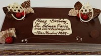 Cake cokelat ukuran besar ini adalah hadiah Hotman Paris dari toko berlian langganannya. Ia senang menerima perhatian dan kue enak di hari spesial. 