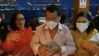 Mendapat dua kue ultah berukuran besar, Hotman Paris amat senang. Selain sang istri, di momen spesial ini ada dua adik kandung Hotman Paris. 2 cewek di kanan adalah Ny Duma Hutapea & Ny Bertua Hutapea para pengacara sukses adik kandung Hotman! Senang dicintai keluarga ya! tulisnya.