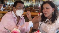 Bareng asisten nomor 1, Hotman Paris pamer momen manis suap-suapan es dan cherry. Warna sirup esnya senada ya dengan kemeja Hotman Paris?