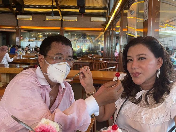 Hotman Paris Ultah ke-62, Bertabur Hadiah Mewah dan Makanan Enak