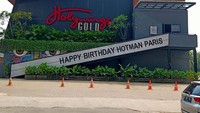 Kemeriahan ultah Hotman Paris juga terlihat di Holywings Kelapa Gading. Terdapat ucapan selamat ulang tahun untuk pengacara penggemar cincin berlian ini di bagian depan Holywings.