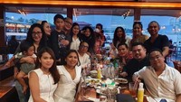 Kumpul dan makan-makan bareng keluarga jadi agenda utama Hotman Paris saat ultah. Ia memilih habiskan waktu di Jetski Cafe yang ada di Pantai Mutiara, Jakarta Utara.