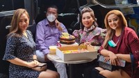 Tak lupa Hotman Paris foto bareng kue dan kerabat-kerabatnya yang sudah memberi perhatian di hari ultah. 