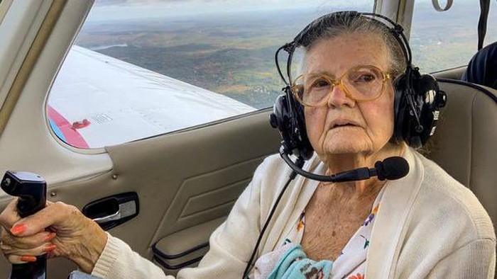 Idap Parkinson, Ex Pilot Berusa 84 Tahun Ini Terbangkan Pesawat