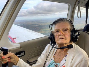 Idap Parkinson, Mantan Pilot Berusia 84 Tahun Ini Terbangkan Pesawat Lagi