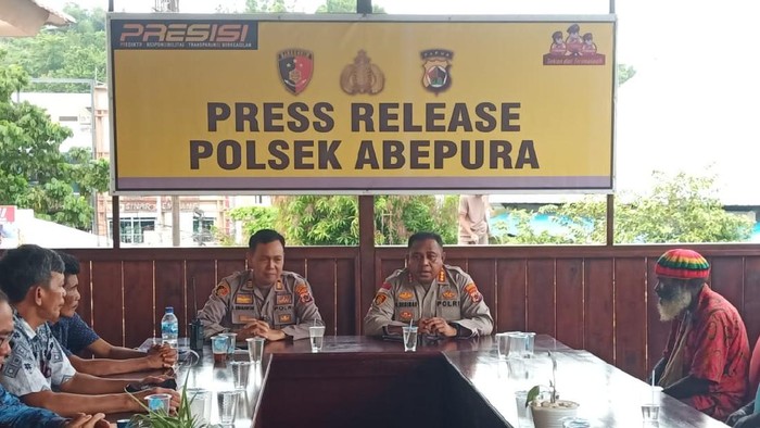 Proses mediasi pihak pendatang dan warga usai bentrok di Jayapura, Papua. Mediasi dilakukan di Polresta Jayapura, Kamis (21/10/2021).