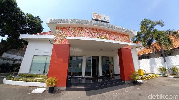 Kantor OJK Tegal, Jawa Tengah, Kamis (21/10/2021).