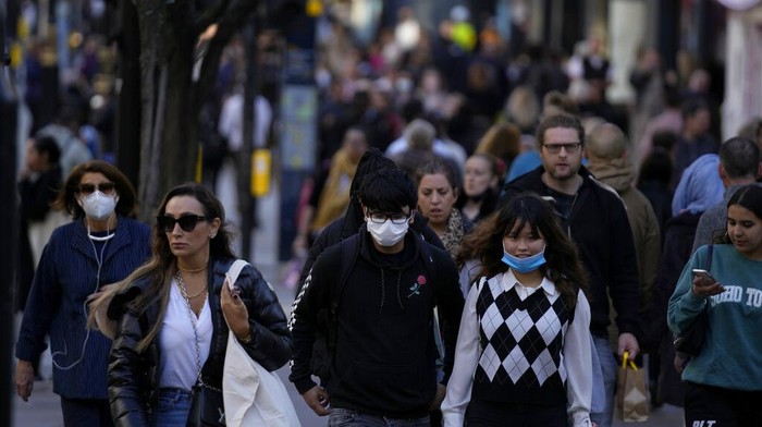 People wearing face masks to curb the spread of coronavirus walk along the Oxford Street shopping area of central London, Wednesday, Oct. 20, 2021. The World Health Organization said there was a 7% rise in new coronavirus cases across Europe last week, the only region in the world where cases increased. Britain, Russia and Turkey accounted for the most cases in Europe. (AP Photo/Matt Dunham)