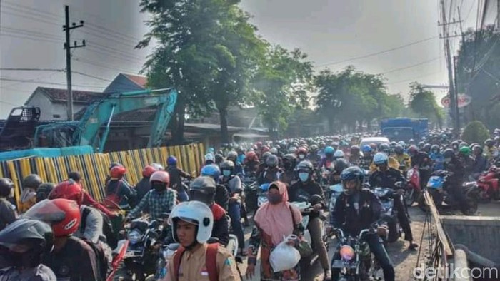 kemacetan di pasuruan akibat perbaikan jembatan