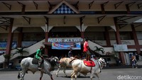 Komunitas juga sempat melewati Pasar Klewer.