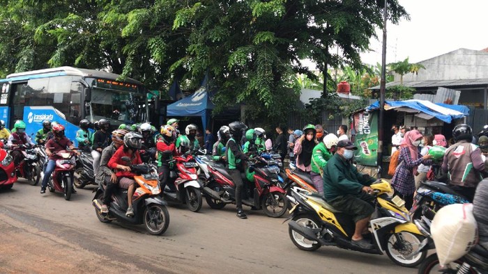 Kondisi di depan pintu Stasiun Manggarai. Ojol dan kendaraan angkutan lain membuat jalan macet.