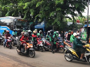 Wacana Shelter Belum Jelas, Ojol Bikin Macet Depan Stasiun Manggarai