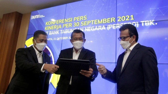 Direktur Utama PT Bank Tabungan Negara (Persero) Tbk. Haru Koesmahargyo (kedua kiri) didampingi Jajaran Direksi Bank BTN Hirwandi Gafar (kiri) dan Nofry Rony Poetra (kanan) kompak tersenyum melihat laporan keuangan perseroan per 30 September 2021 di Jakarta, Kamis (21/10). Per 30 September 2021, laba bersih Bank BTN terekam melaju positif di level 35,32% yoy dari Rp1,12 triliun menjadi Rp1,51 triliun. Perolehan laba bersih tersebut disumbang penyalurankredit dan pembiayaan yang juga naik 6,03% yoy dari Rp254,91 triliun menjadi Rp270,27 triliun per 30 September 2021. Bank BTN berkomitmen akan terus mencatatkan pertumbuhan berkelanjutan sekaligus menyediakan rumah yang terjangkau dan berkualitas bagi masyarakat Indonesia.