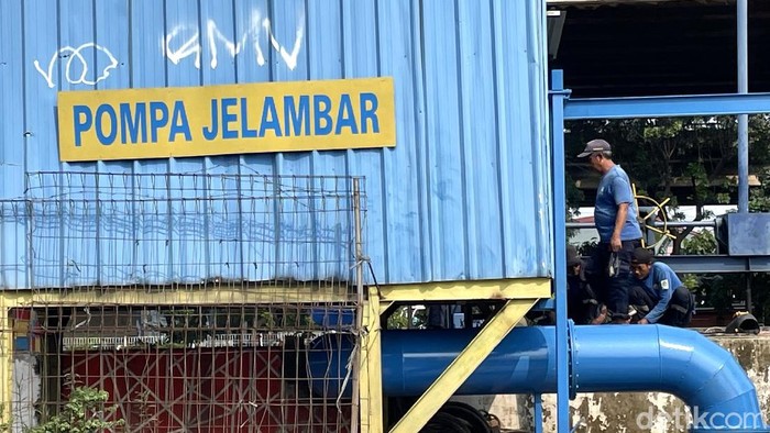 Suku Dinas Sumber Daya Air Jakarta Barat, mulai melakukan perawatan intensif pompa Jelambar sebagai langkah pengendalian banjir di kawasan Grogol.