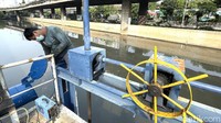Sejumlah petugas dari Suku Dinas Sumber Daya Air Jakarta Barat, meakukan perawatan pompa pengendalian banjir, di wilayah Jelambar, Grogol, Jakarta Barat, Kamis (21/10/2021).