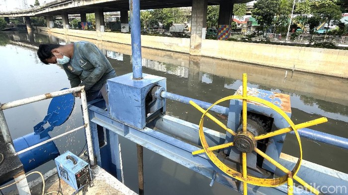 Suku Dinas Sumber Daya Air Jakarta Barat, mulai melakukan perawatan intensif pompa Jelambar sebagai langkah pengendalian banjir di kawasan Grogol.