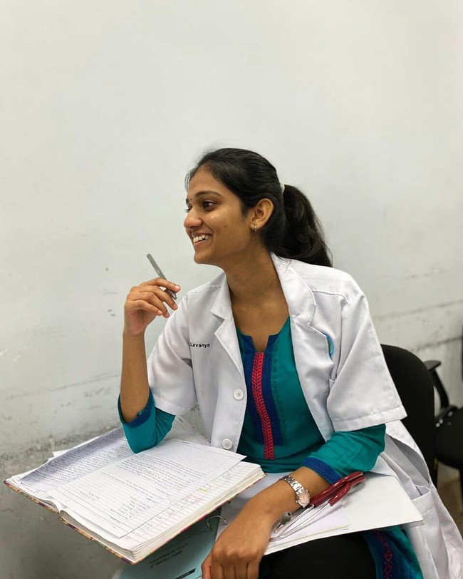 Lavanya Sivaji adalah Miss World Malaysia berprofesi sebagai seorang dokter. Dilansir situs Hype, ia baru saja mendapat gelar kedokterannya tahun lalu setelah enam tahun kuliah di Universiti Pertahanan Nasional Malaysia. Dikatakan jika ia juga sudah magang di Hospital Angkatan Tentera Tuanku Mizan Zainal Abidin.Foto: Instagram @lavanyasivaji