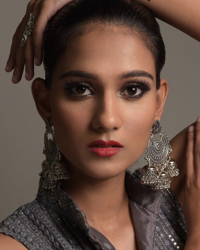 Apakah itu batik dari Malaysia, Indonesia atau negara lainnya, aku akan selalu bangga memakai batik. Aku ingin berterimakasih pada masing-masing dari kalian karena telah mengingatkanku untuk menghargai asal usul budaya dan tradisi kita. Kapanpun aku mengenakan batik, aku bisa merasakan kekuatan dari seorang wanita sejati. Kita punya kekuatan super. Kita seorang penyembuh. Kita seorang ibu, kata Lavanya.Foto: Instagram @lavanyasivaji