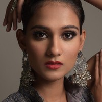 Apakah itu batik dari Malaysia, Indonesia atau negara lainnya, aku akan selalu bangga memakai batik. Aku ingin berterimakasih pada masing-masing dari kalian karena telah mengingatkanku untuk menghargai asal usul budaya dan tradisi kita. Kapanpun aku mengenakan batik, aku bisa merasakan kekuatan dari seorang wanita sejati. Kita punya kekuatan super. Kita seorang penyembuh. Kita seorang ibu, kata Lavanya.Foto: Instagram @lavanyasivaji