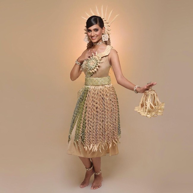 Wanita 25 tahun ini memang sering mengkampanyekan keragaman budaya. Dalam malam final, dokter cantik tersebut memilih untuk memakai busana tradisional Mah Meri, suku asli Malaysia yang sering dijuluki orang laut. Foto: Instagram @lavanyasivaji