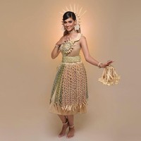 Wanita 25 tahun ini memang sering mengkampanyekan keragaman budaya. Dalam malam final, dokter cantik tersebut memilih untuk memakai busana tradisional Mah Meri, suku asli Malaysia yang sering dijuluki orang laut. Foto: Instagram @lavanyasivaji