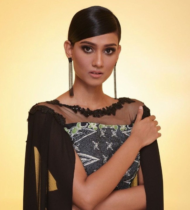 Dalam sebuah unggahan di Instagram empat hari lalu, Lavanya Sivaji terlihat mengenakan dress yang tampak bermotif batik. Tulisannya di foto membuat wanita itu kemudian diserang netizen. Aku sangat bersyukur diajarkan untuk mengapresiasi keragaman budaya dan aku ingin berterima kasih pada desainerku untuk dress indahku di malam final. Aku bangga mewakili negara dan aku siap untuk pengalaman baru, tulisnya. Foto: Dok. Instagram