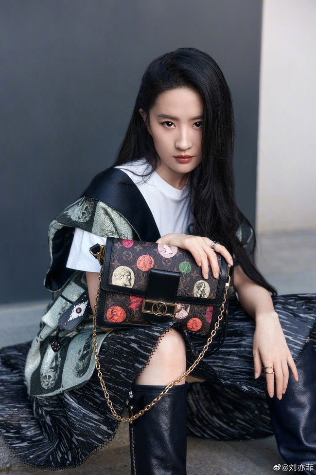 Liu Yifei termasuk dalam deretan artis populer di China. Bahkan saking populernya dia termasuk artis yang diancam di-blacklist pemerintah China seperti Jet Li dan Vicky Zhao. Foto: dok. Weibo Liu Yifei