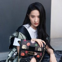 Liu Yifei termasuk dalam deretan artis populer di China. Bahkan saking populernya dia termasuk artis yang diancam di-blacklist pemerintah China seperti Jet Li dan Vicky Zhao. Foto: dok. Weibo Liu Yifei