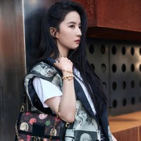 Aktris 34 tahun ini dijuluki fairy goddes di China setelah perannya dalam serial drama  Demi-Gods and Semi-Devils. Kecantikannya sebagai pemeran Wang Yuyan yang membuatnya mendapat julukan tersebut. Foto: dok. Weibo Liu Yifei