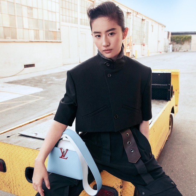 Liu Yifei yang populer sebagai bintang film Mulan didapuk sebagai brand ambassador Louis Vuitton sejak awal 2021. Dia menapaki kariernya sebagai bintang iklan Louis Vuitton melalui koleksi spring 2021. Foto: dok. Weibo Liu Yifei
