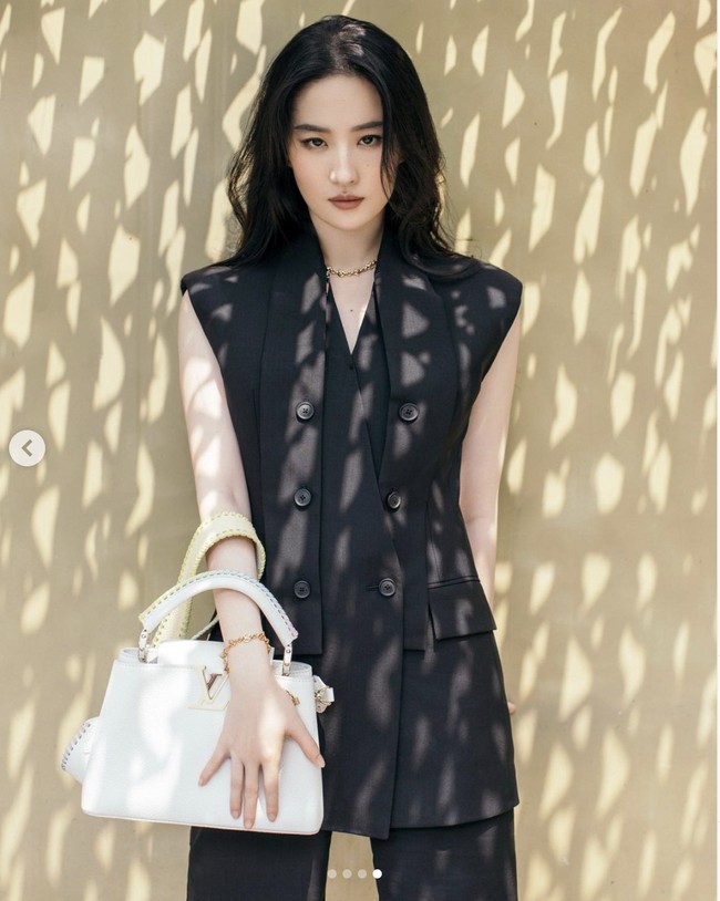 Kini melalui akun media sosialnya Instagram dan Weibo, Liu Yifei menampilkan gaya terbarunya untuk iklan Louis Vuitton. Pemeran Hua Mulan dalam film Disney itu bergaya dengan koleksi Louis Vuitton Spring/Summer 2022. Foto: Instagram