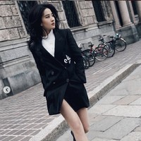 Dalam sebuah wawancara, Liu Yifei pernah berbagi tips kebugaran dan kecantikannya. Dia mengaku rutin berolahraga seperti lari, berenang dan lompat tali. Bintang drama China itu juga tidak pernah mengonsumsi makanan-makanan cepat saji. Sebagai gantinya, Liu lebih memilih mengonsumsi makanan berserat tinggi dan membatasi makan makanan pedas untuk menjaga kecantikan kulitnya. Foto: Instagram