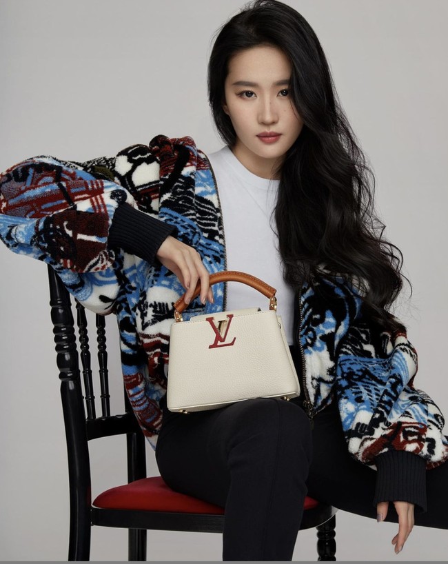 Unggahan Liu Yifei dengan koleksi terbaru Louis Vuitton itu pun dibanjiri pujian netizen. Tak sedikit yang memuji kecantikannya. “Liuyifei Louis Vuitton Ambassador is so Beautifull,” tulis netizen. “Cantikkk bangetssss,” tulis netizen Indonesia. Foto: Instagram