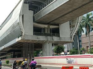 Polisi: Pekerja Jatuh dari Proyek LRT Kuningan Kondisinya Masih Hidup