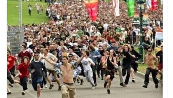 Fans MU pun bersukaria semuanya. Foto: Twitter