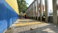 Mereka datang tidak sendiri, ada yang bersama keluarga, pacar dan teman-teman mereka.