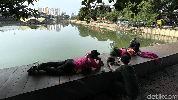 Taman Waduk Grogol, Jakarta Barat, menjadi salah satu destinasi favorit warga untuk menikmati petang. Begini suasananya!